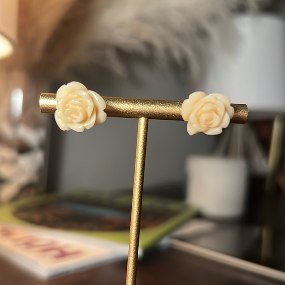 Ivory rose flower stud earrings approx .5” diam womens vintage fashion jewelry - Picture 2 of 8